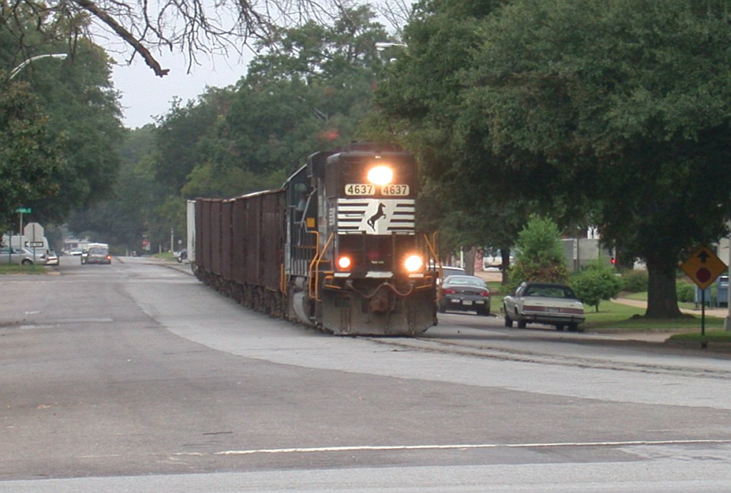 NS 4637 street running long hood forward